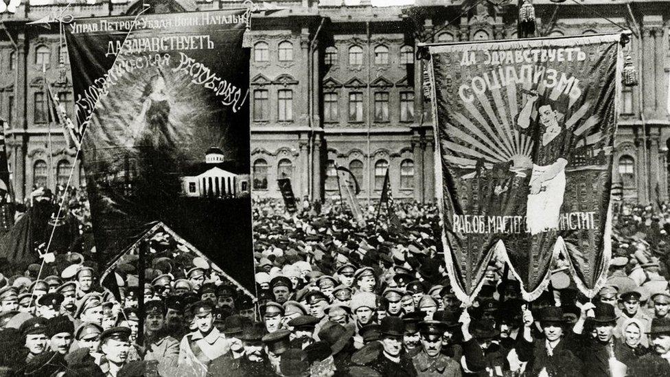 Bolsieficaid yn protestio yn y sgwar o flaen yr Winter Palace yn Petrograd, 1917