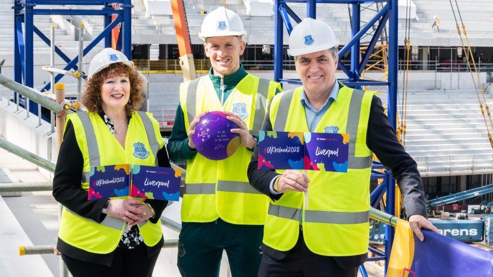 Theresa Grant, Jordan Pickford and Steve Rotheram