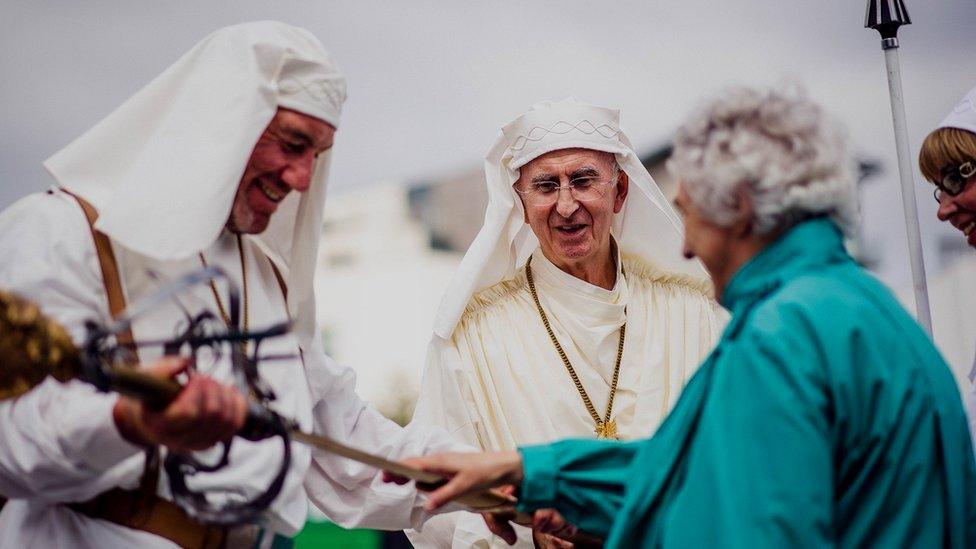 Aelod newydd yn cael ei derbyn i'r Orsedd // A new member is accepted into the Gorsedd