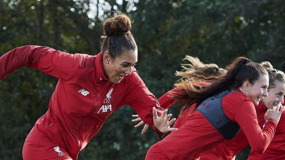 LFC women train