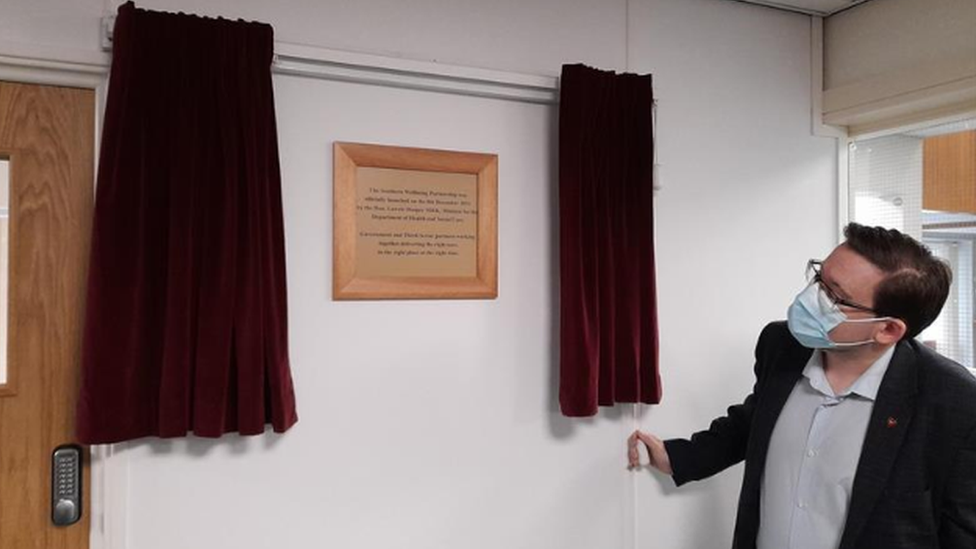 Lawrie Hooper unveiling plaque at Thie Rosien