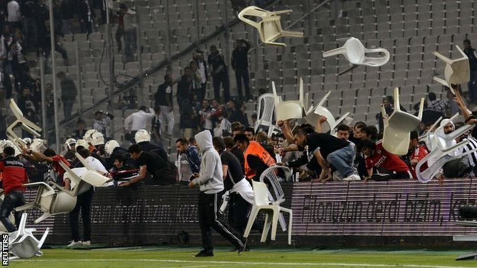 Taflu cadeiriau ar y cae mewn gêm rhwng Beşiktaş a Galatasaray yn 2013