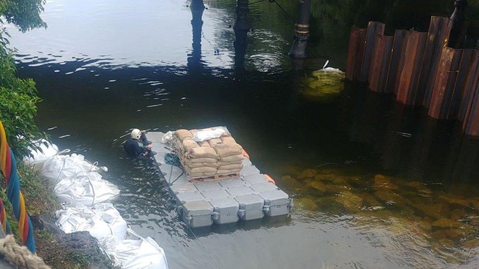 Divers repairing bridge