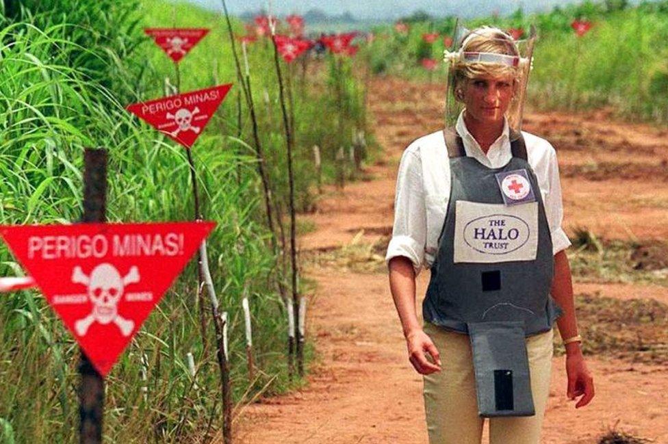 Princess Diana walking through an Angolan minefield