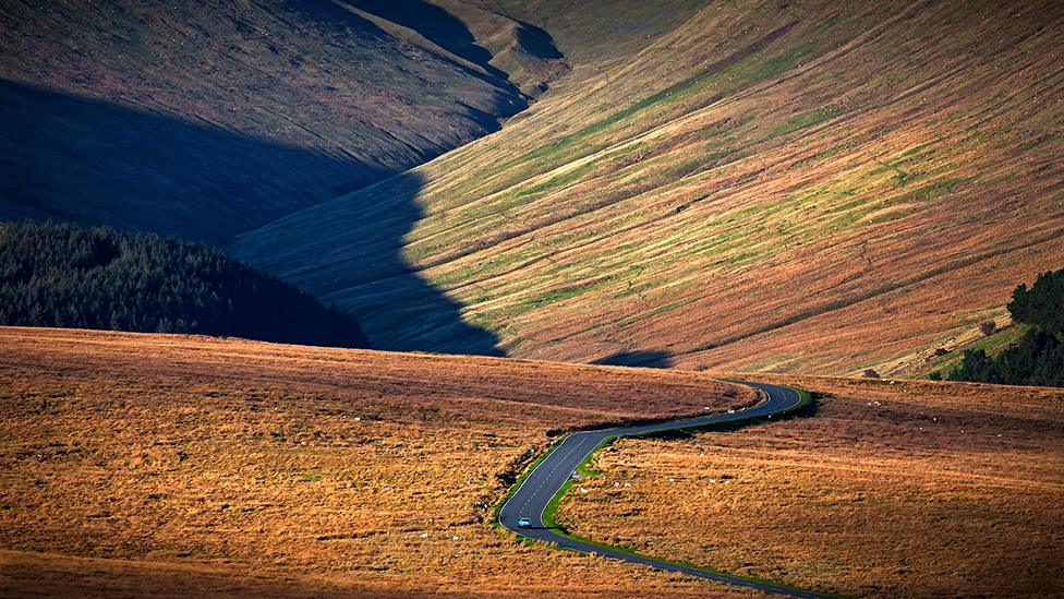 Ffordd dawel yn Bannau Brycheiniog