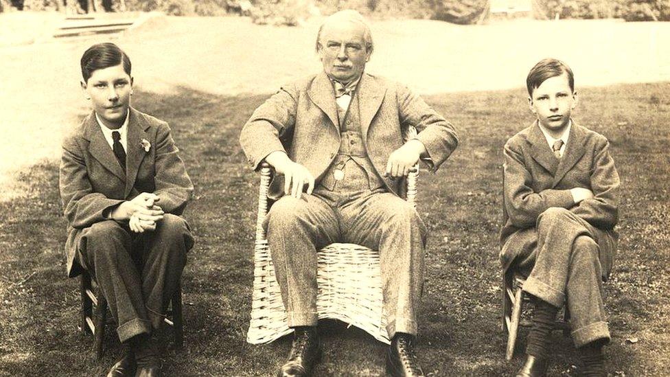 Henry (right) with his older brother, Alexander, and David Lloyd George