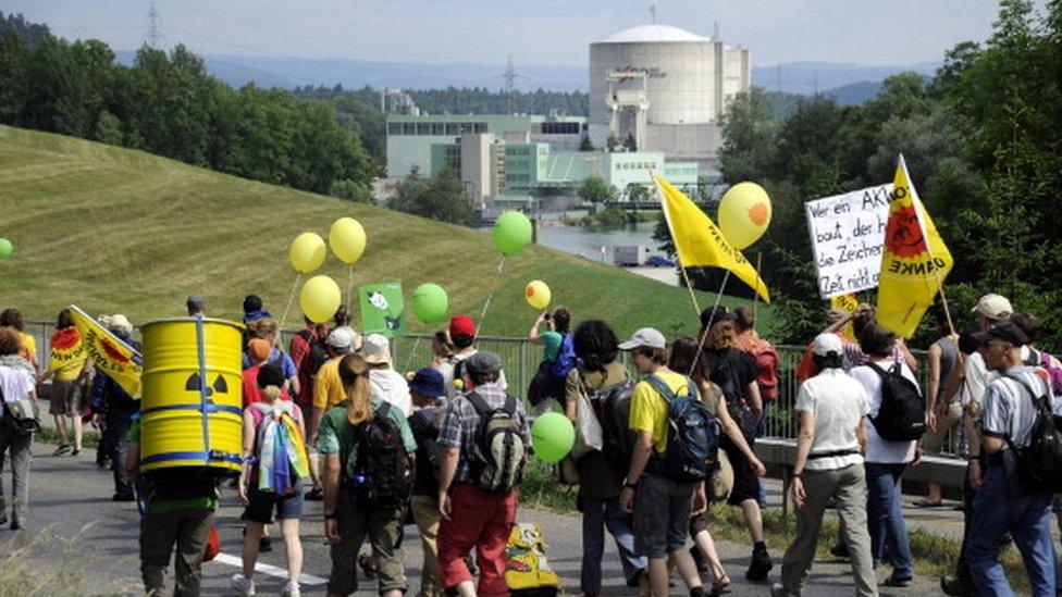 Anti-nuclear protesters walk by the Beznau nuclear power plant, the oldest in Switzerland (22 May 2011)