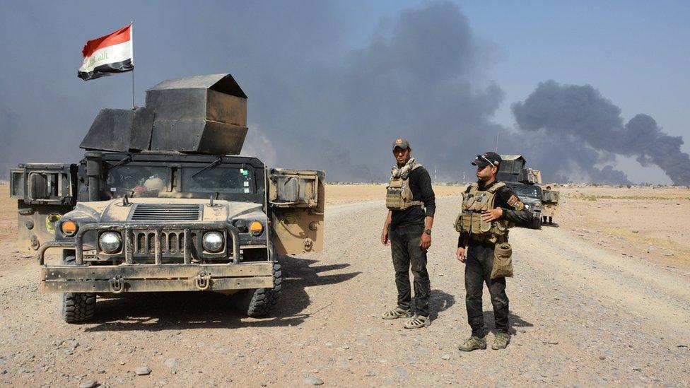 Iraqi security forces gather on the outskirt of Qayyarah, Iraq, 15 August 2016