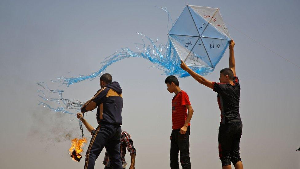 Palestinian prepare to fly an incendiary kite in the central Gaza Strip (8 June 2018)