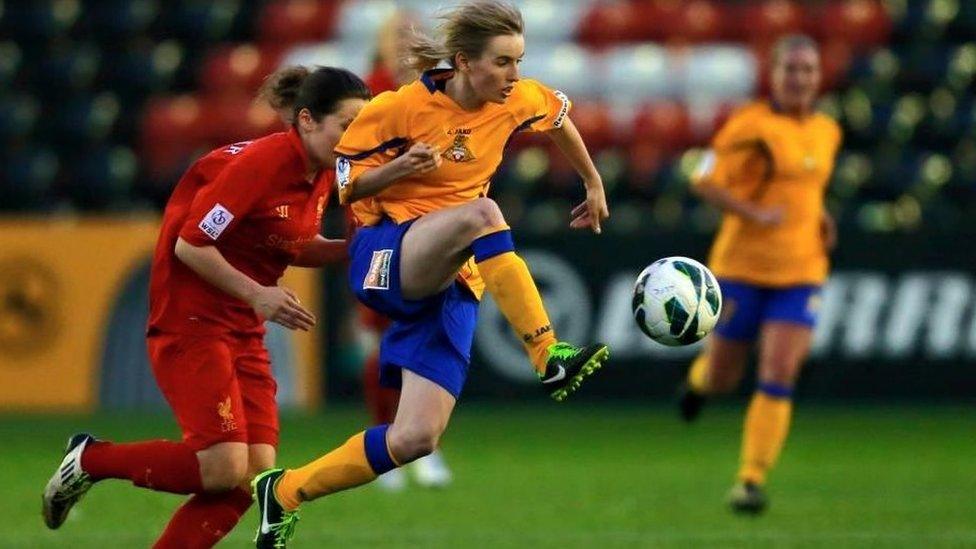 Ashleigh Mills playing for Doncaster Rovers Belles