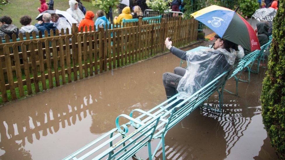 Selffis a 'wellies' - dau beth angenrheidiol eleni