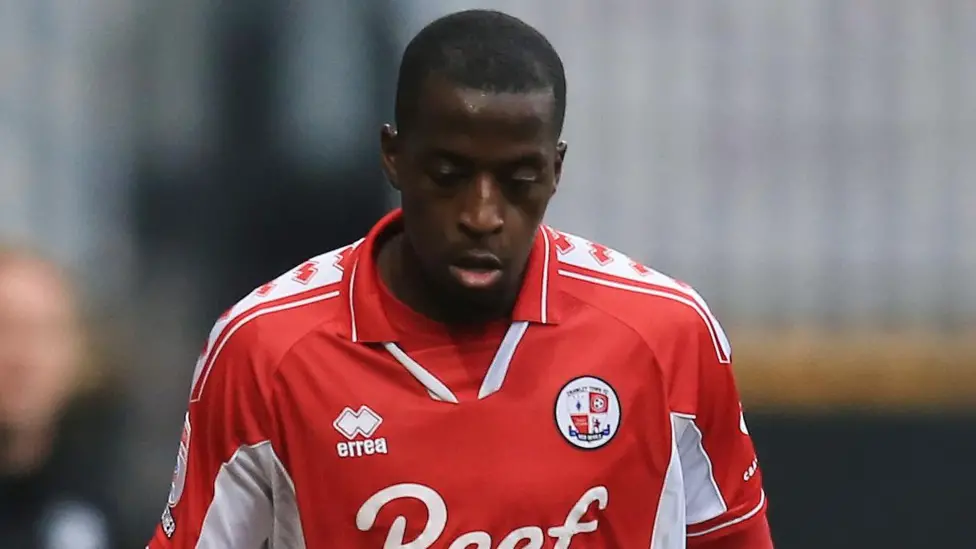 El delantero del Crawley, Adeyemo, firma un nuevo contrato. El delantero del Crawley, Adeyemo, firma un nuevo contrato.