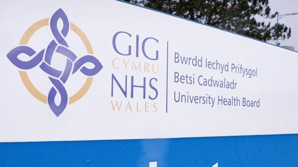 Arwydd Bwrdd Iechyd Prifysgol Betsi Cadwaladr