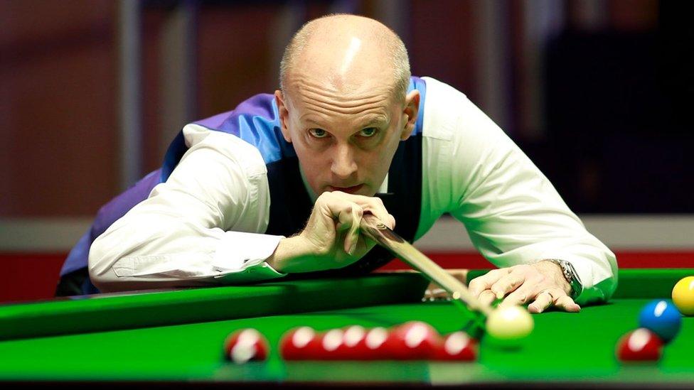 Peter Ebdon playing snooker