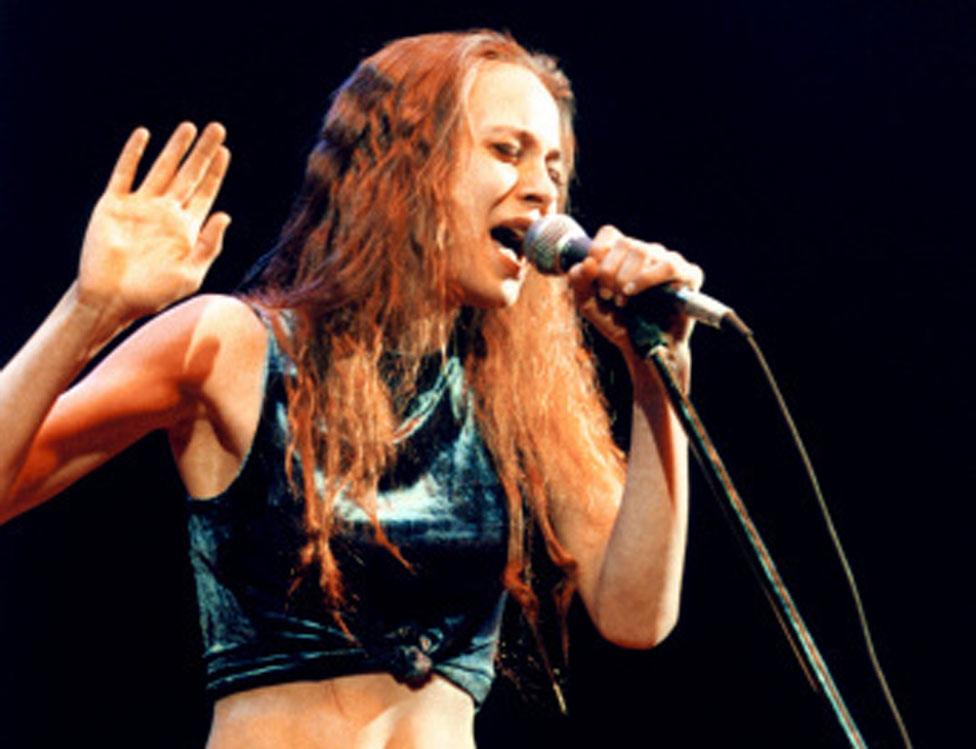 Fiona Apple performing in 1997