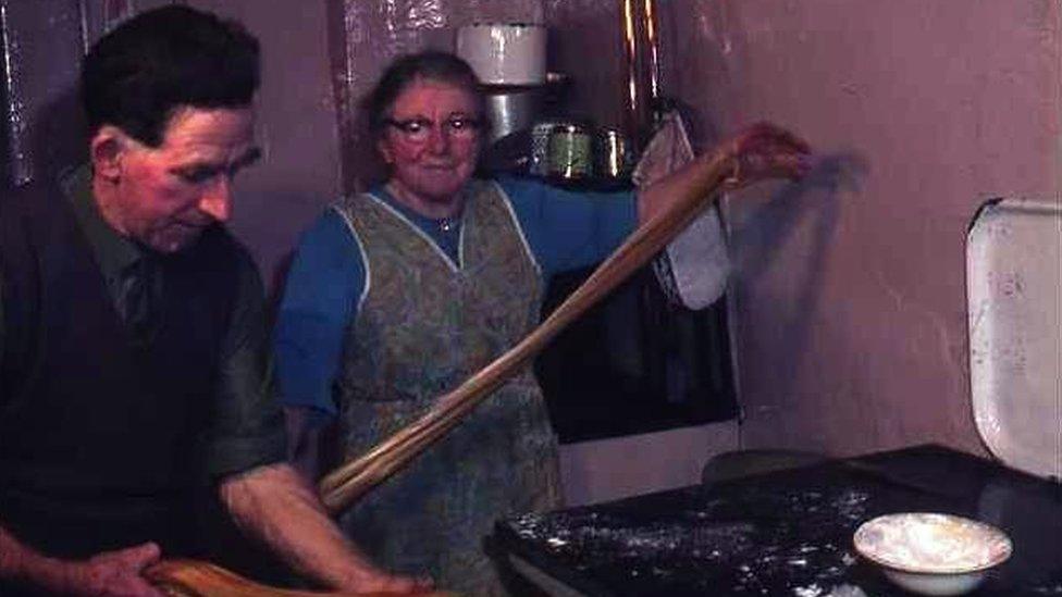 Miss Gretta Jones, Tŷ Du, Parc, Meirionnydd, yn gwneud cyflaith.