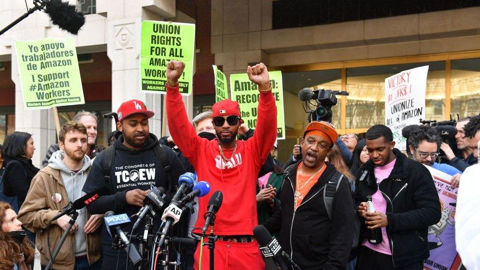 Union organizer Christian Smalls (C) celebrates as he speaks following the April 1, 2022, vote for the unionization of the Amazon Staten Island warehouse in New York. - Amazon workers in New York voted Friday to establish the first US union at the e-commerce giant, a milestone for a company that has steadfastly opposed organized labour in its massive workforce. Employees at the Staten Island JFK8 warehouse voted 2,654 to 2,131 in support of the unionizing drive, according to a tally of ballots from the National Labour Relations Board