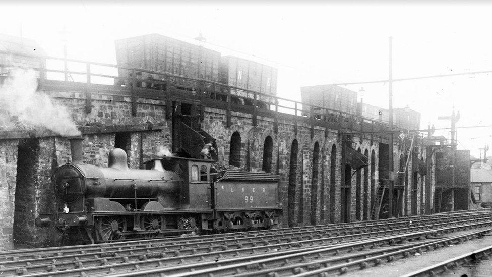 LNER 'J21 Class' refuelling at the coal drops in Jun 1932