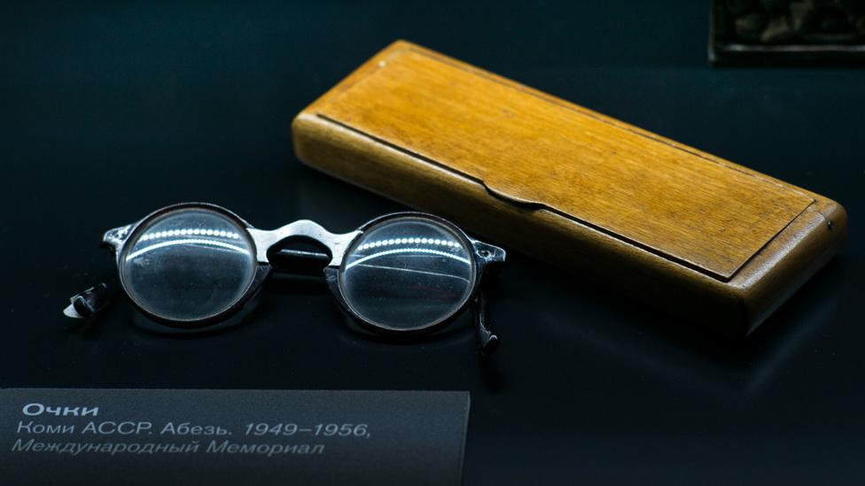 Prisoner's glasses