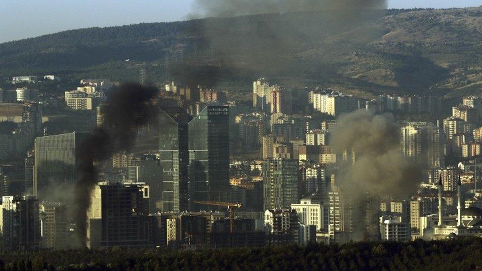 Smoke from a fire following an explosion billows from the Gendarma military police headquarters in Ankara (16/07/2016, 2016.