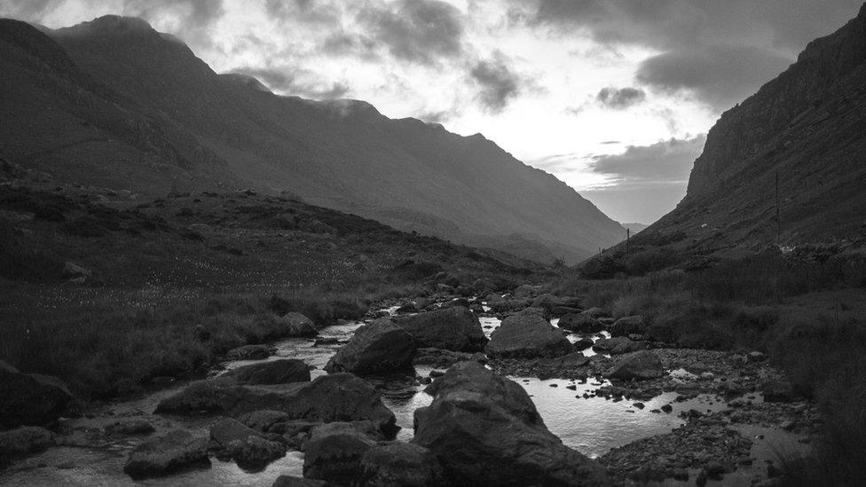 I lawr bwlch Llanberis