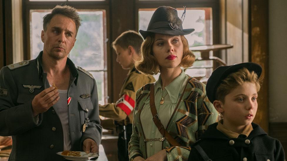 Sam Rockwell, Scarlett Johansson and Roman Griffin Davis