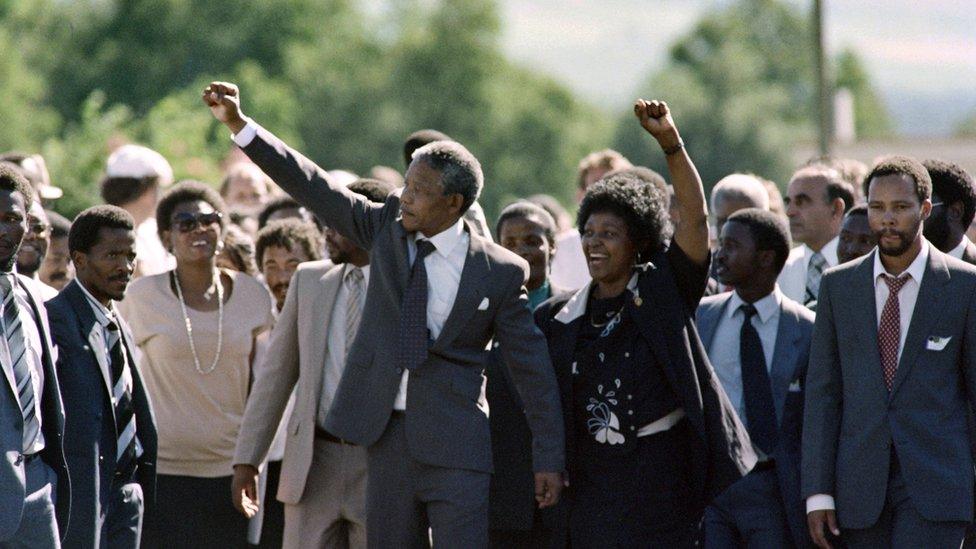 Nelson Mandela walks with Winnie Mandela and dozens of others