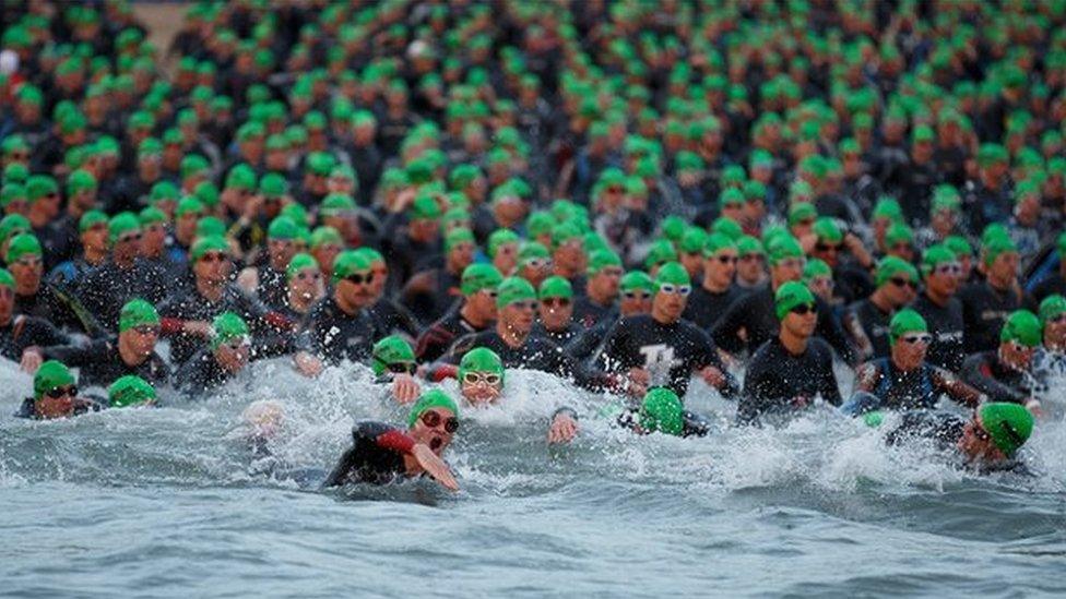 Cystadleuwyr yn nofio yn Ironman Cymru flaenorol