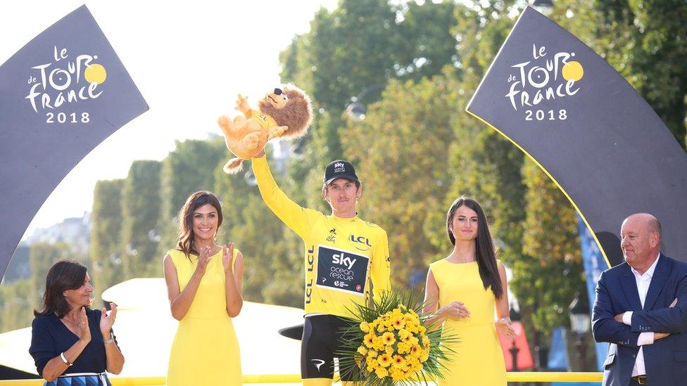 Geraint Thomas yn dathlu ennill y Tour de France, 29 Gorffennaf 2018