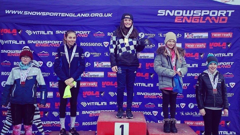 Lowri Howie ar y podium