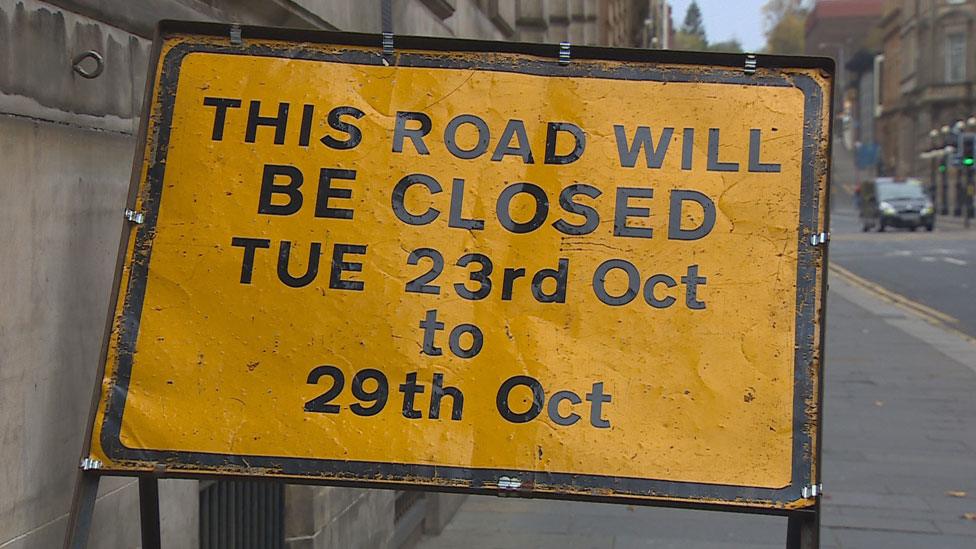 Closure sign