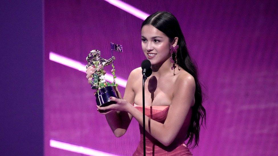 olivia-rodrigo-accepts-her-award