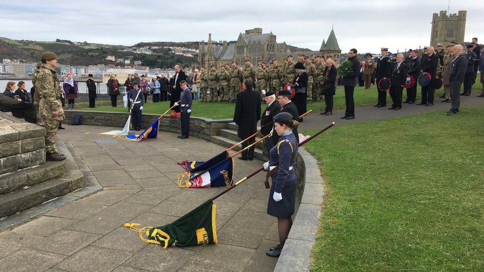 Cyfnod o dawelwch yng ngwasanaeth Sul y Cofio Aberystwyth