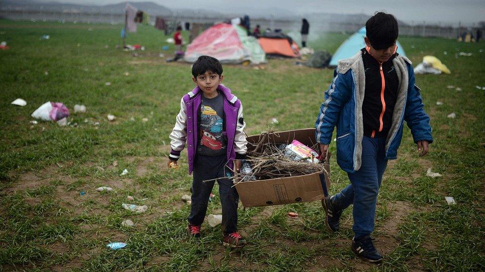 Children carry kindling wood at the Idomeni camp (07 March 2016)