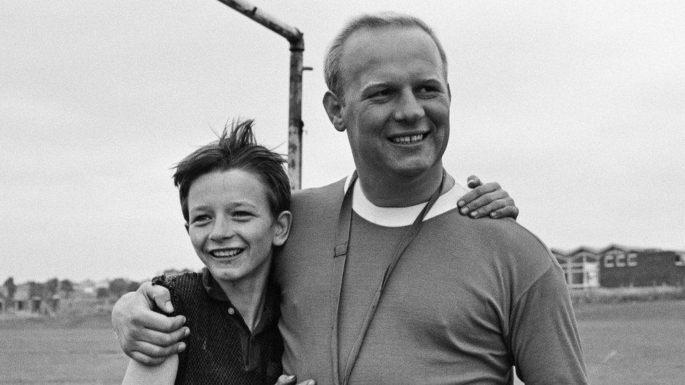 Dai Bradley and Brian Glover on the set of Kes