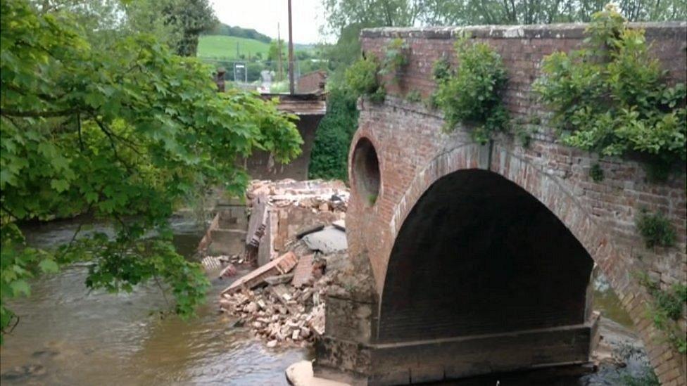 Eastham Bridge collapsed