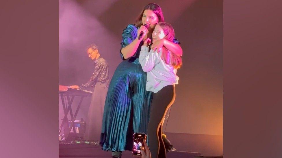 Isabella and Jessie Ware on stage at the Cambridge Club Festival