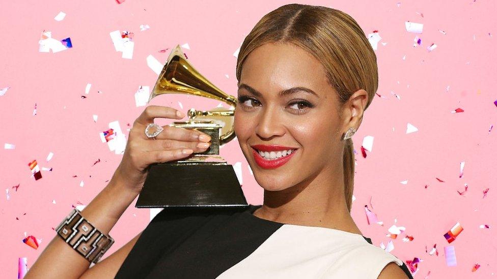 beyonce-holding-grammy.