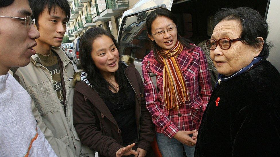 Dr Gao speak with four Chinese students in Shanghai in 2006