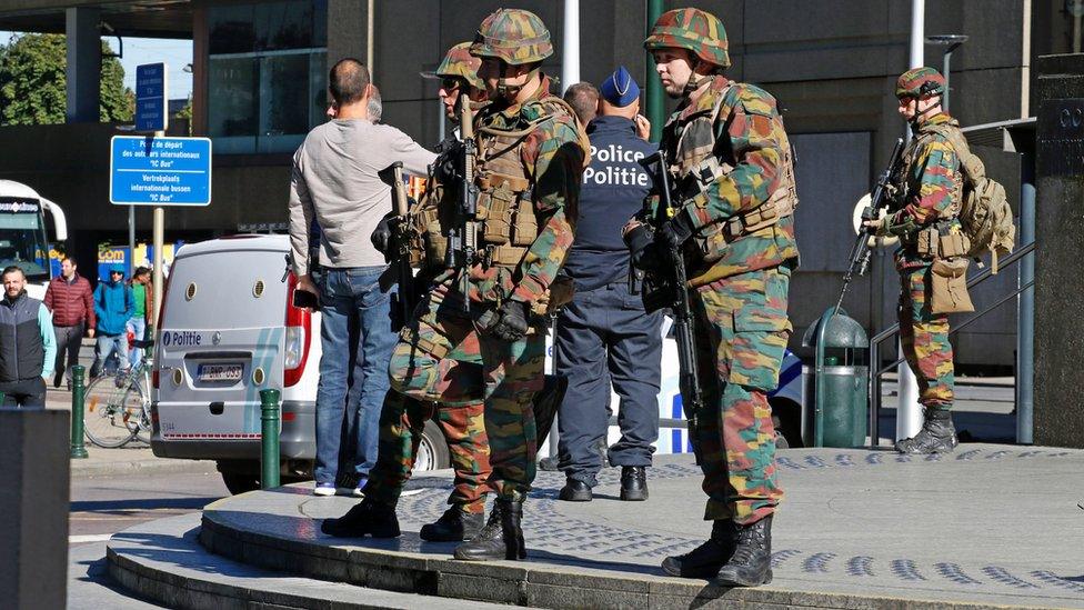 Police and army personnel stand guard during a bomb alert outside the Brussels-North (Gare du Nord) train station, 5 October 2016