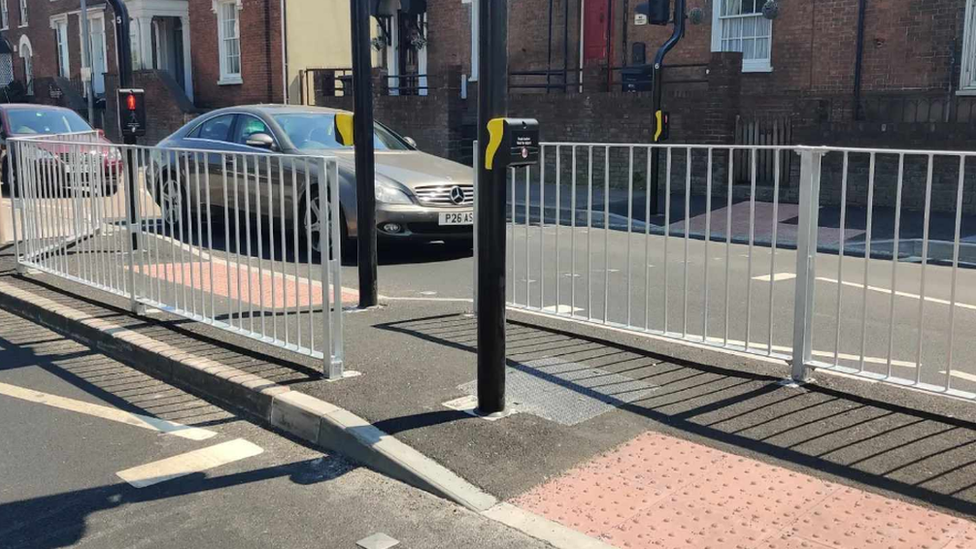 A picture of a crossing in a road