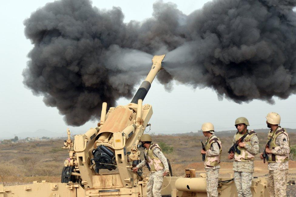 Saudi troops fire artillery shells towards Yemen (13 April 2015)