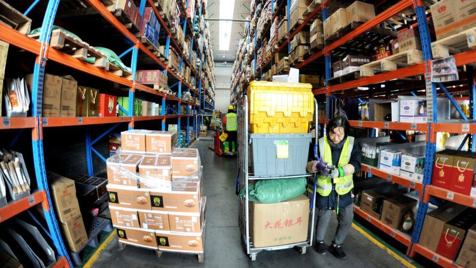 Workers at a warehouse of an e-commerce logistics park in Lianyun district of Lianyungang City, North China's Liaoning Province.