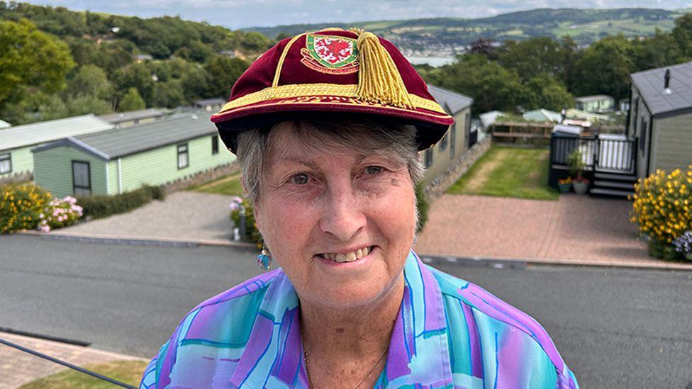 Mai Griffiths gyda cap Cymru
