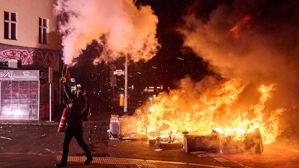 Young people erect a burning barricade at the Sanderstrasse and Kottbusser Damm intersection in the Neukölln district of Berlin