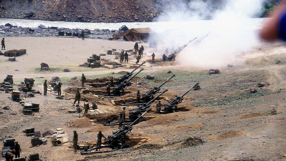 Bofors Guns are used by Indian troops during the Kargil war