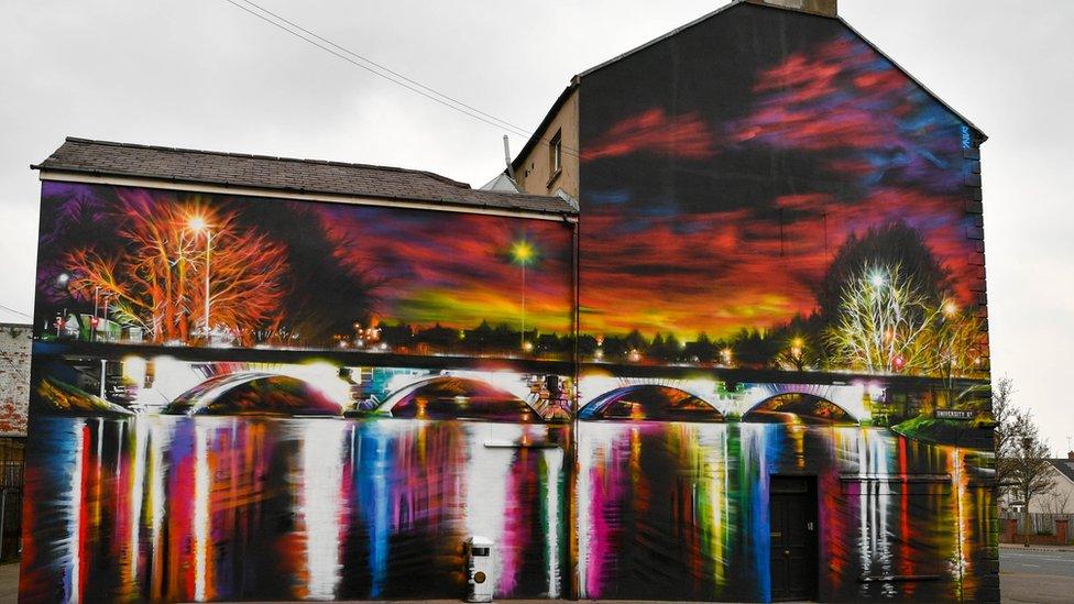 Dan Kitchener mural of Ormeau Bridge