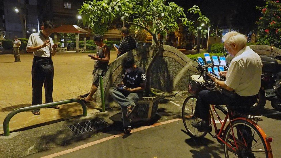 Chen San-yuan playing Pokemon Go