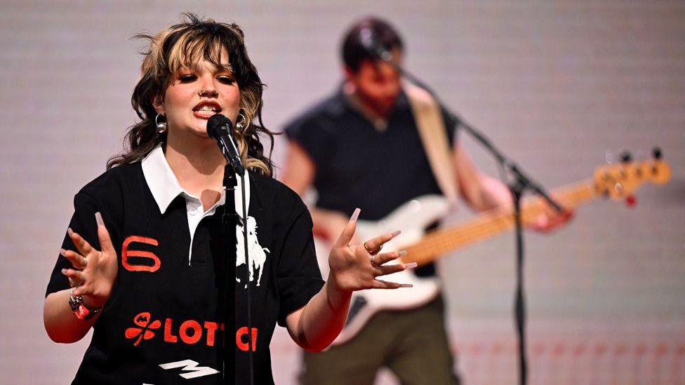 Lola Young and her guitarist performing on The Tonight Show Starring Jimmy Fallon on 21 January 2025