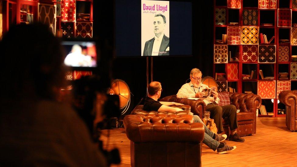 Y darlledwr Hywel Gwynfryn oedd awdur y dydd heddiw yn y Babell Lên // Broadcaster Hywel Gwynfryn discussed his biographies of David Lloyd and Ryan and Ronnie in the Pabell Lên